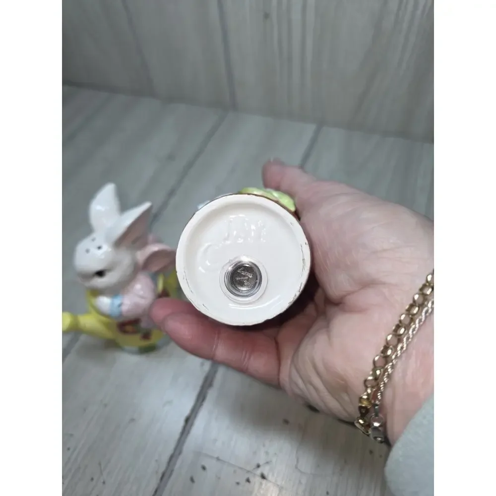 Vintage 1996 Jay Imports Spring Easter Bunny Salt & Pepper Shakers 4